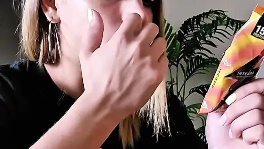 Мы Перекусили С Моей Соседкой После Съёмок Порно!