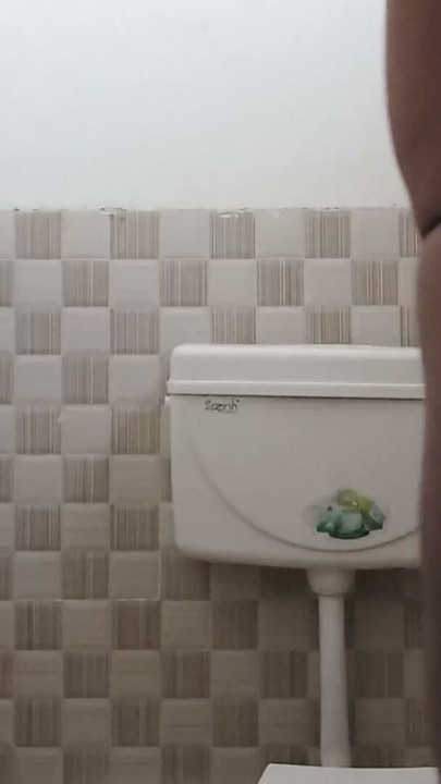 Masturbation de grosse bite en extérieur au village avec éjaculation | Clip 1