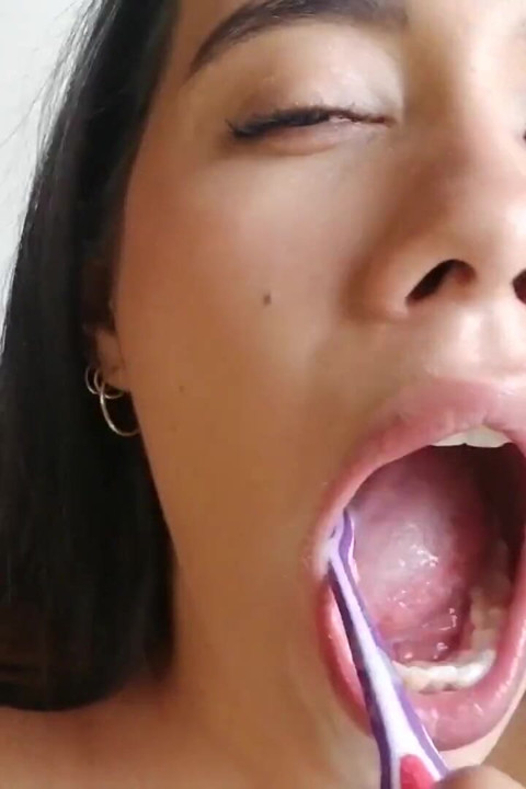 Sikat gigi pakai sperma kental