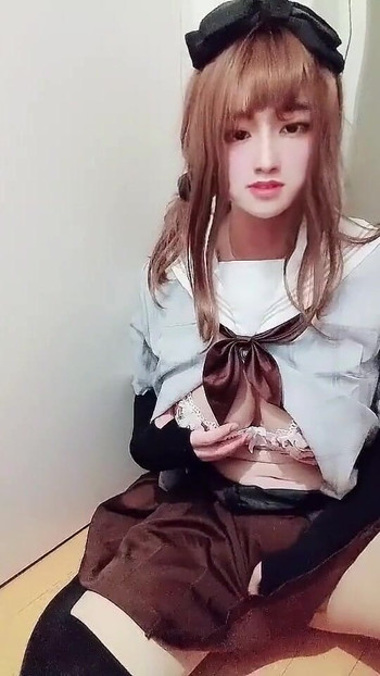 Nezaboravan trenutak iz filma "Japanski transvestit masturbira s školarkom cosplay dio 1"