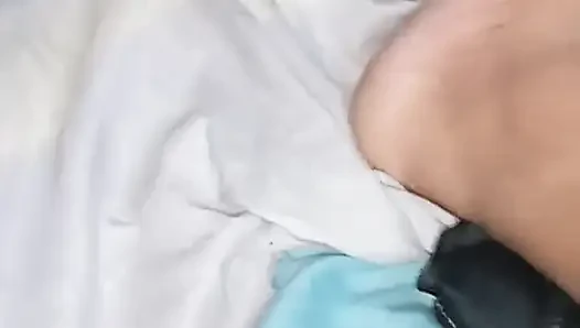 Üstüne boşalana kadar sikimi Eva'nın amına sokuyorum