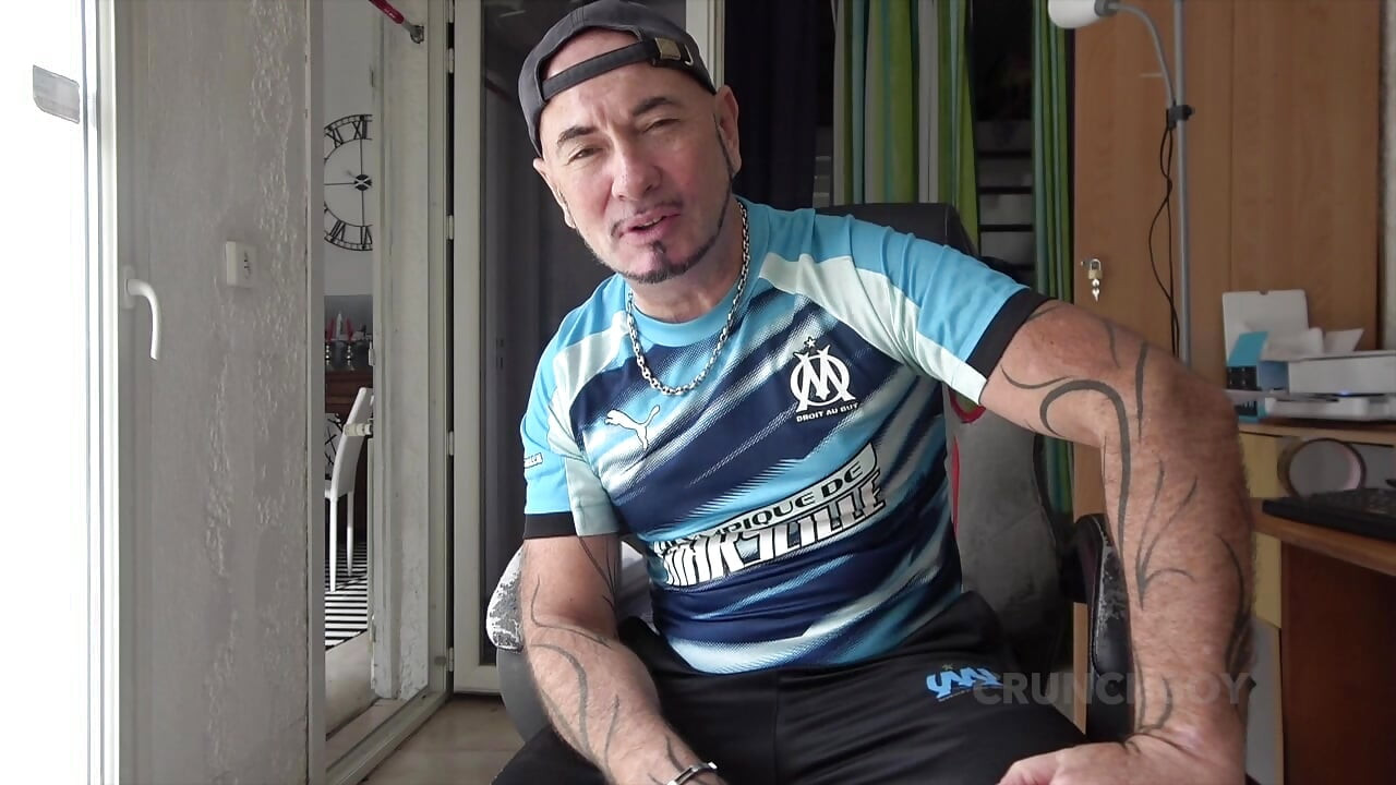 giovane gay succhia il suo amico etero e viene scopato senza preservativo