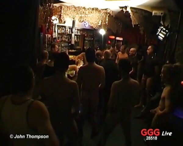 Ggg - awek blonde dikongkek gangbang secara langsung di atas pentas