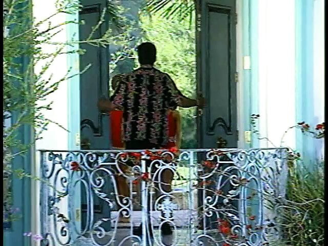 Seksi brineta se širom otvara i puši kurac sa svojom plavokosom prijateljicom, a zatim se jebe