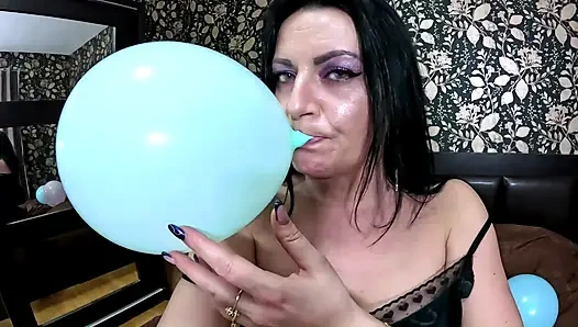 Saten pijama balonu fetişi azdırma, tırnak oyunu ve yalınayak balon patlatma