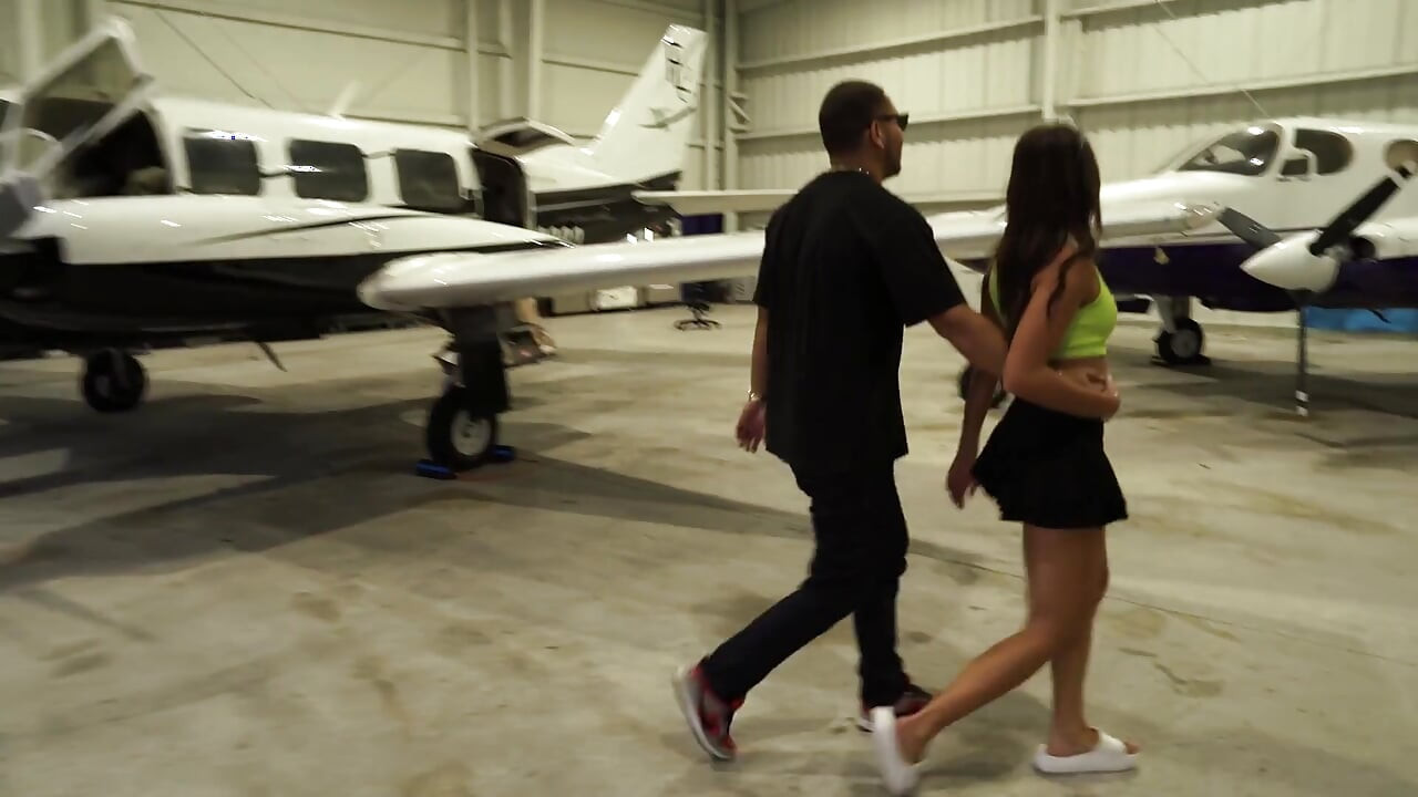 Sexy Sisi Rose neukt achter in een Bentley en een privé-jet