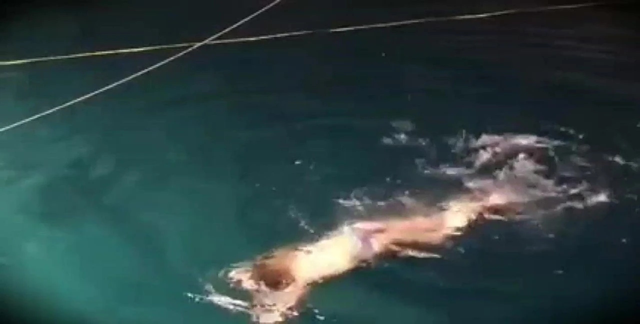 Μικρή πουτάνα κολυμπάει στη σπηλιά διασκεδάζοντας