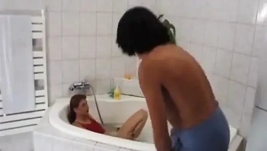 Almanya'dan sevimli genç kız küvette sikiliyor