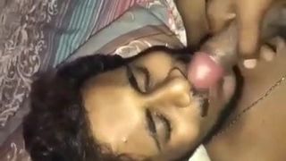 Индийский мужик сосет и получает сперму на лицо