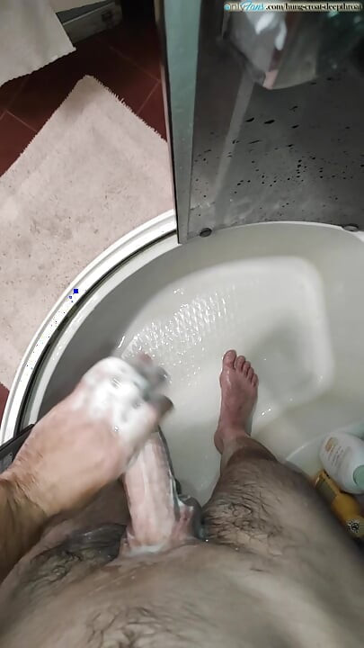 Drkanje mog neobrezanog kurca pod tušem
