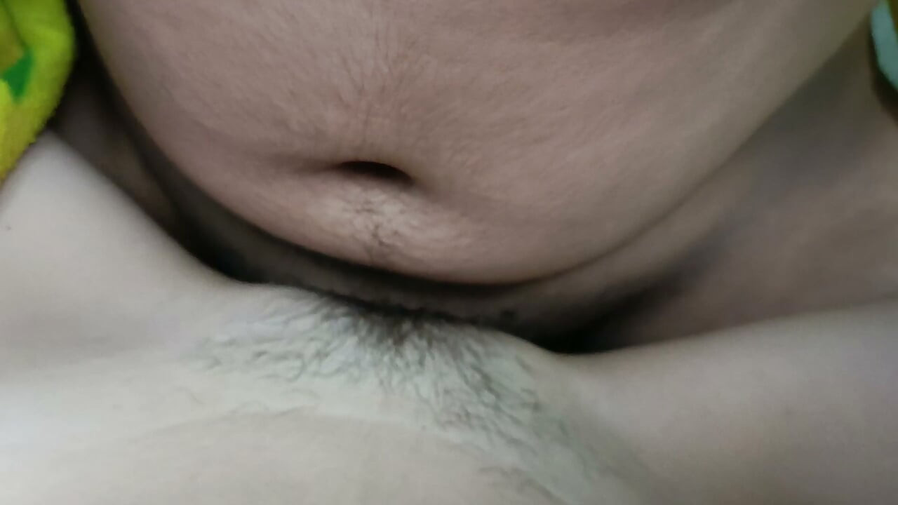 আমি কাবেতের উপরে চেপে বসে খুব জোরে চুদছি