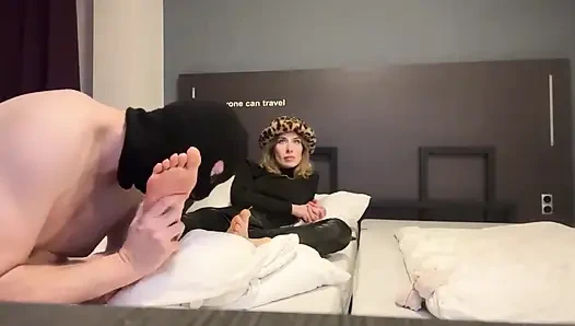 Er schnüffelt, leckt und massiert meine verschwitzten Füße.