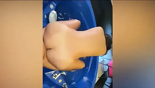 Jakuzide aynı anda sakso çekiyor ve sikiliyor