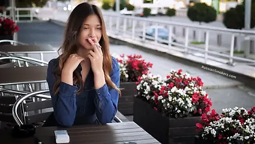 Si cantik rusia magnetik lagi asik mainin asap rokok