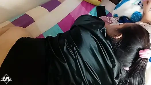 Üvey annemin binmeden önce ıslatmak için amına basmasını izlemeyi seviyorum