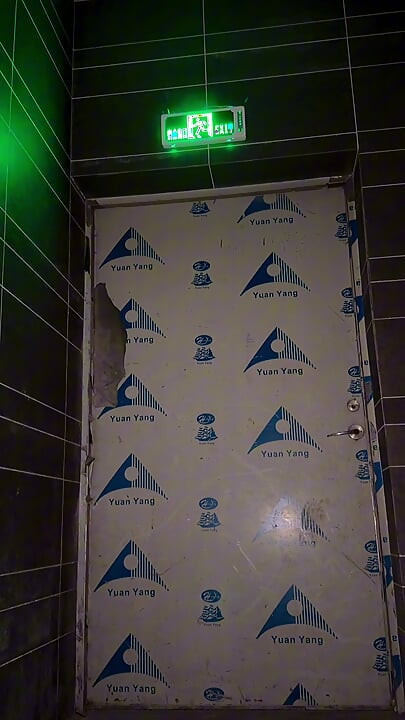 穿着闪亮的连裤袜的娘娘腔户外暴露