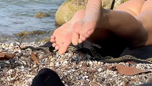 Эксгибиционист мастурбирует передо мной на публичном пляже