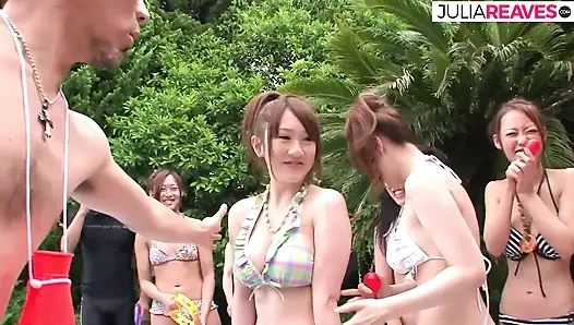 Азиатская групповая бывшая вечеринка в бассейне и дома для отдыха