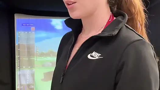Ich versuche, golf in einem Simulator mit meinem Lush in! Der versuch, nicht zu kommen, während ich schwinge!