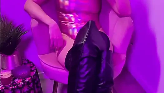 Кокетливая Королева — Моя рабыня хорошо заботится о моих красивых ногах