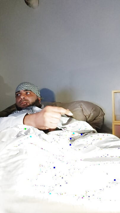 Dirtyjunkbro mengenakan pakaian Afghanistan, kaus kaki dek kencing dan minum kencing