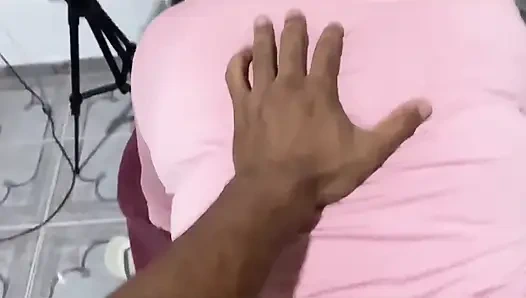 Aku mergokin ibu tiriku selingkuh, dan berujung sama dia.