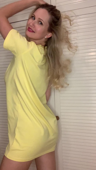 Cute blonde with huge booty🥵