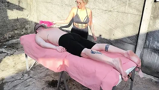 Nackte massage im freien mit heißer blondine