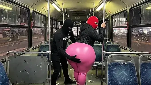 Mädchen mit dickem arsch in schwarzen hosen wird im bus gedrückt und endet mit schwarzem tanga