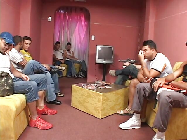 Casal de caras latinos Emanoel Blay e Juan Carlos gostam de ter um pouco de bolo da marinha depois de modelos filmando tryouts