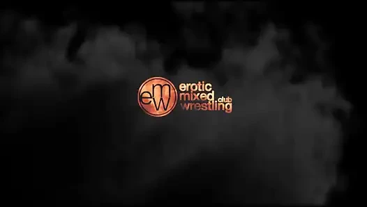 Karen ist klein, enthält aber doppelt die Energie als die durchschnittliche Frau