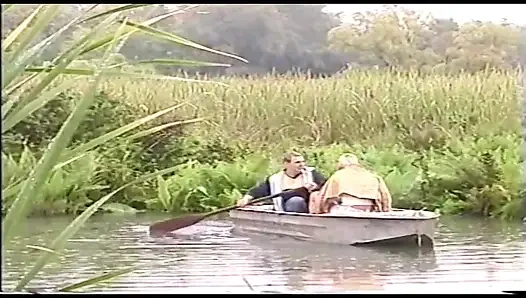 Zwei geile amateur-paare ficken auf einem Boot mitten auf dem see