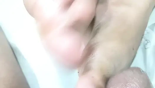 Bu pinay ayakla muamele becerisinden dölünü tutamıyor