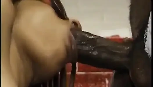 Gözlüklü şehvetli siyah kaltak yerdeki adam tarafından sikiliyor