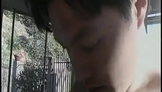 Ей нравится быть танцовщицей живота для его пикера