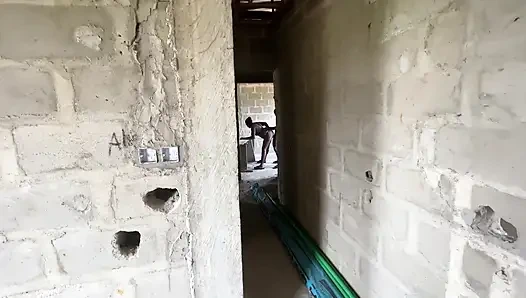 Tamamlanmamış bina bile gittiğim her yerde beni sikiyor