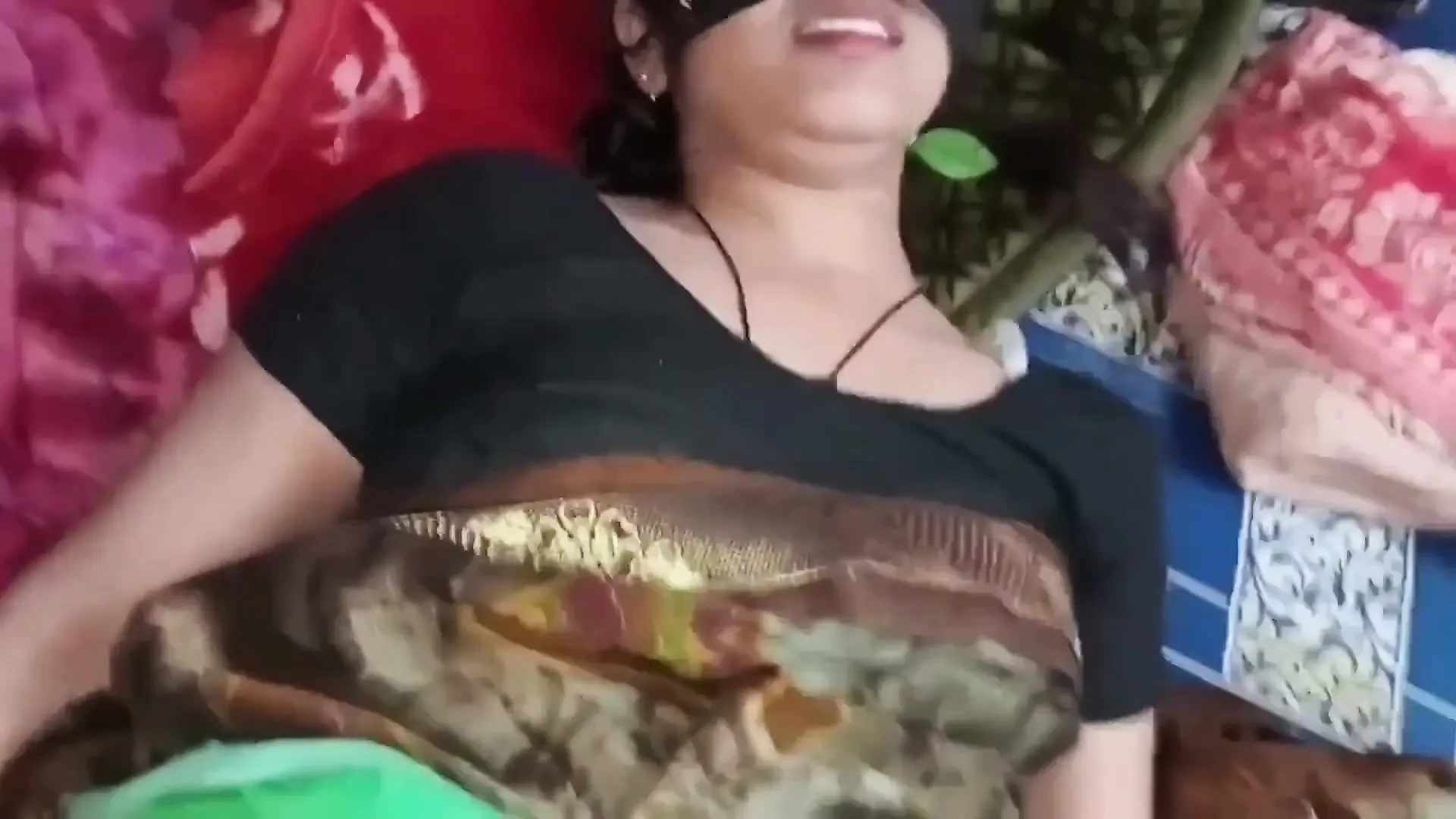 我的继妹邀请我做爱，当时她独自在她的卧室里