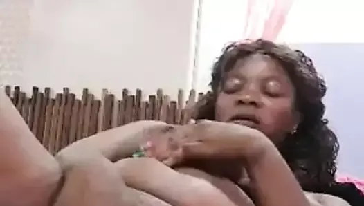 Nigeriana se masturba para su novio