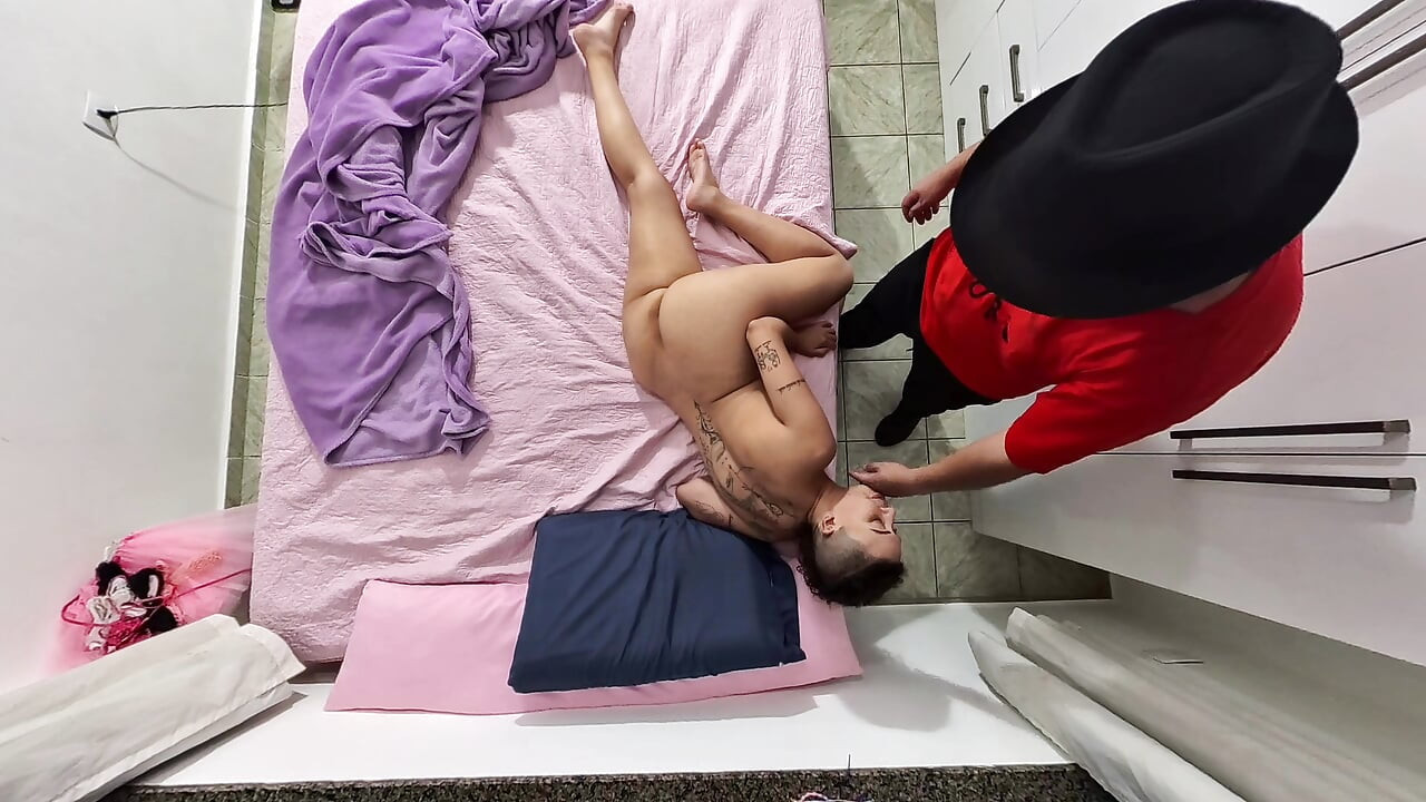 継父はカーニバルの衣装を脱ぎ、彼女の口に射精します。