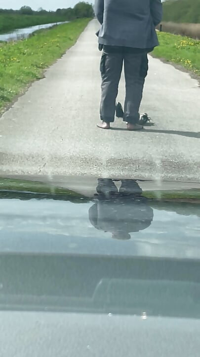Transvestiten-ehemann, draußen nach der arbeit blankziehen.