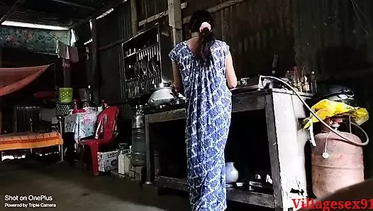 Деревенская жена занимается сексом во время приготовления пищи (официальное видео от селекции)
