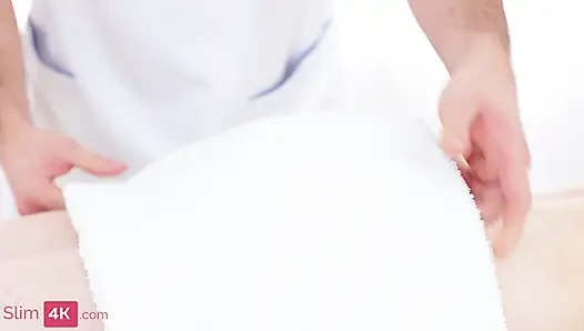 Pijat kecantikan berakhir dengan seks anal yang dalam