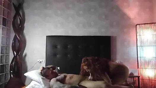 Анальный и вагинальный секс латиноамериканская MILF с итальянской