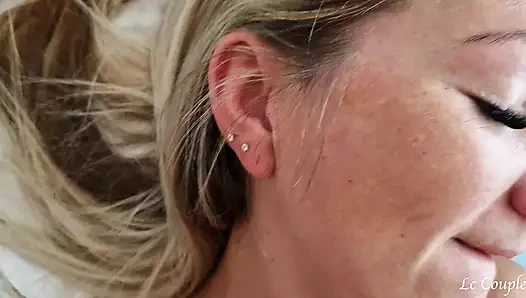 Suami bangun dengan sange dan membuat istrinya bahagia dengan menidurinya dan menutupi memeknya dengan mani muncrat banyak