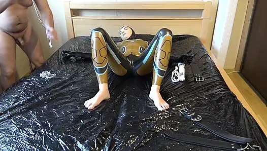 Danielle присоединили к кровати и мастурбировали массажным вибратором