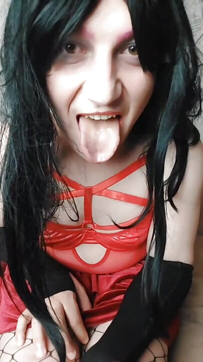 Electra Hot Femboy Model u Crvenim Svjetlima