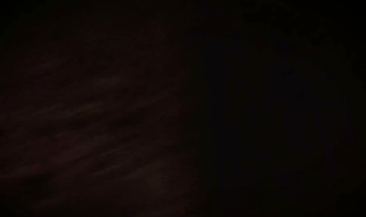 Noć veštica. Futanari grubo jebe devojku u ormaru i svršava u njoj.