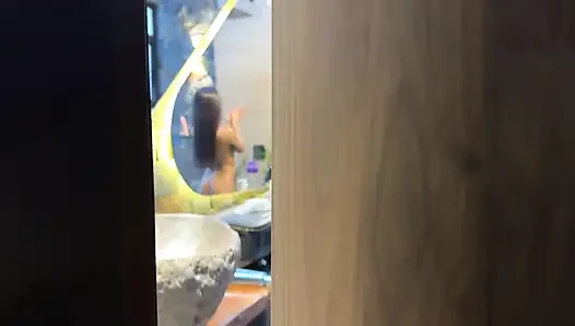 Присоединяйся ко мне в моей мастурбации в душе!