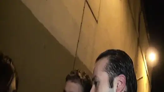 Fransa'dan pirsingli erkek delisi çifte sikiliyor