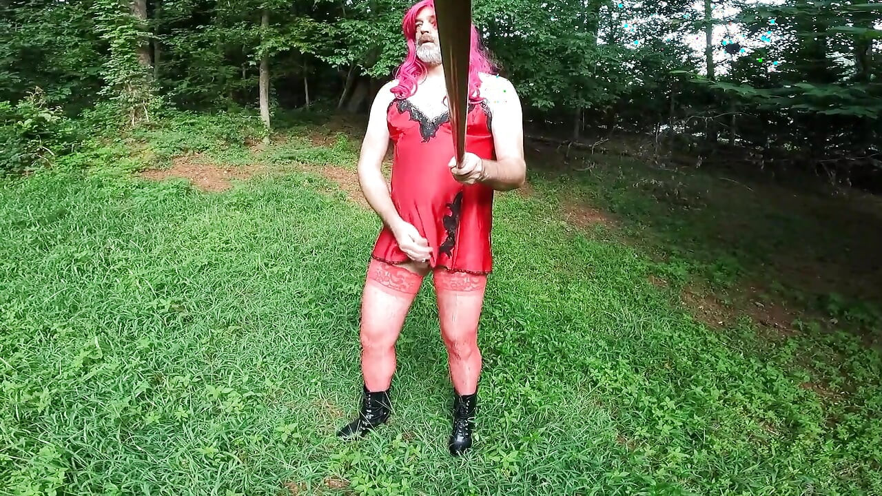 Raw Unedited Crossdresser w bieliźnie na zewnątrz